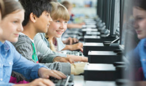 Estudiantes usando ordenadores