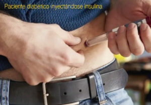 Paciente diabético inyectándose insulina